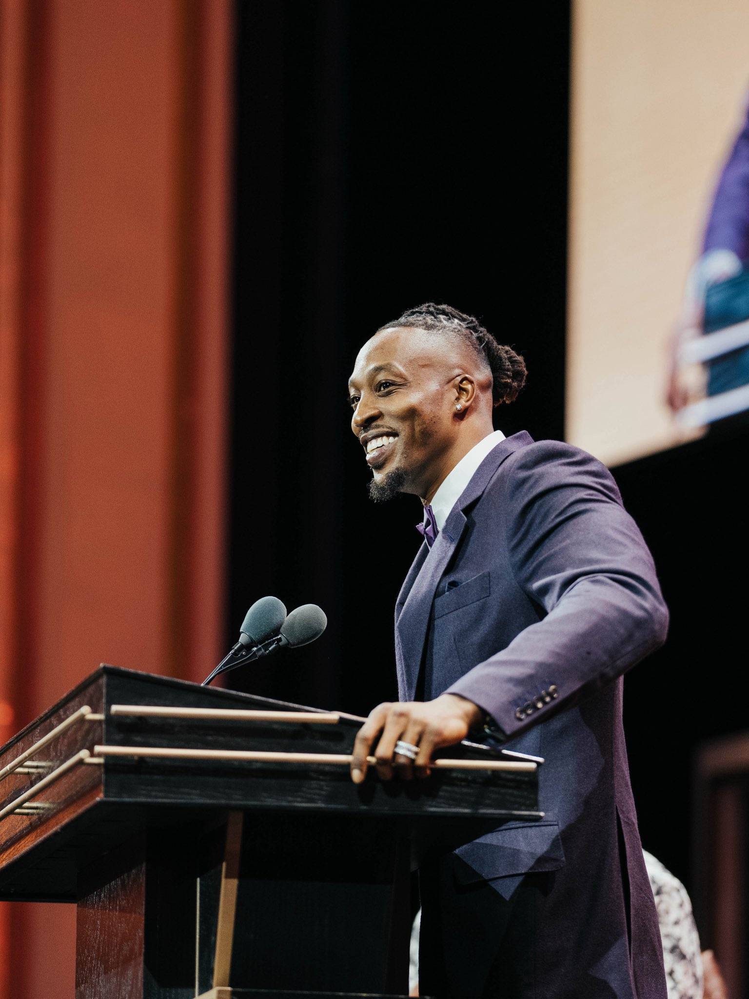 包含洛杉矶湖人训练开放日；今晨再遭质疑引欢呼；NBA常规赛在即；资深球员宣示担当的词条