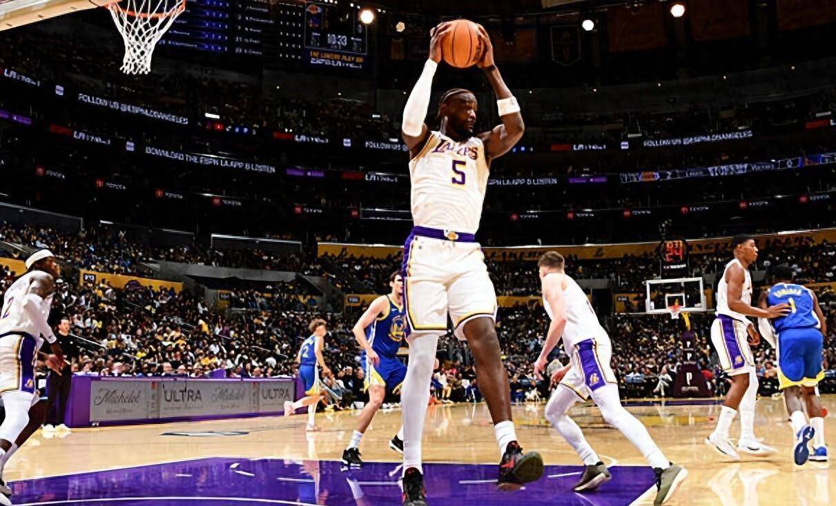 包含洛杉矶湖人训练开放日；今晨再遭质疑引欢呼；NBA常规赛在即；资深球员宣示担当的词条