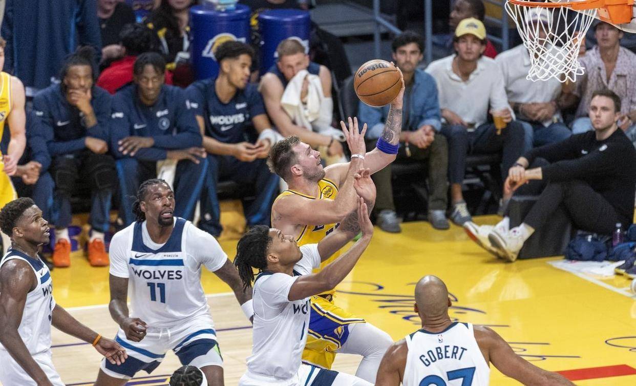 关于赛后CBA季后赛传出新动向，洛杉矶湖人队长鼓劲，管理层表态——目标明确，赛程密集仍需轮换的信息