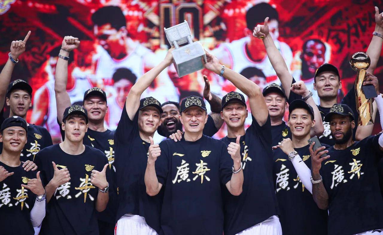 包含广东宏远复出首秀备战NBA季后赛波士顿凯尔特人围绕NBA总决赛伤情更新，转折点密尔沃基雄鹿远射贴柱直接炸裂的词条